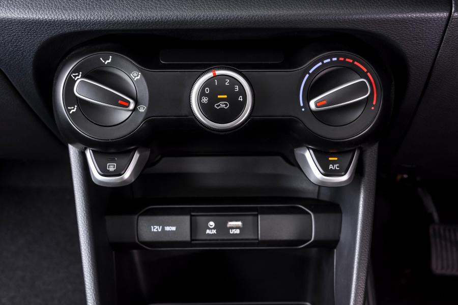 Детали интерьера Kia Picanto Runner (JA) 2020 года  (ZA) (фото 29 из 40)